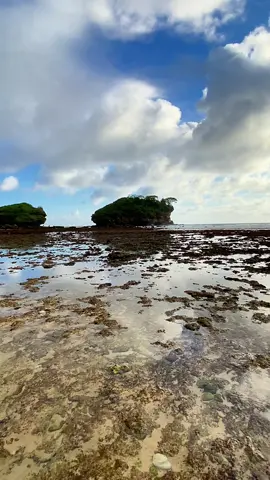 Salah satu destinasi wisata di Pacitan yang terkenal dengan gelombangnya yang banyak diminati wisatawan asing #watukarung #pacitan 