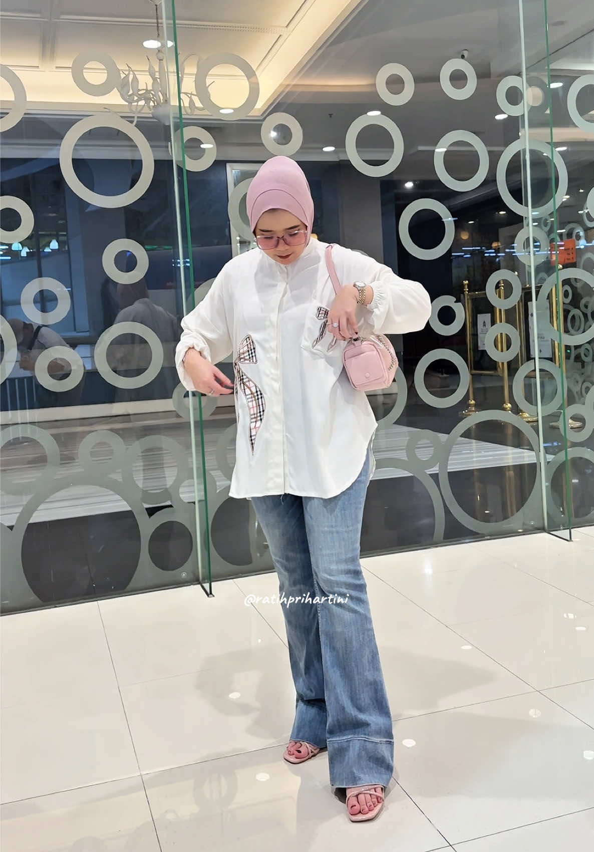 Membalas @@erna🦋🌻 Putih bw nya udah ready kaksay😍🫶🏻 #kemeja #kemejabordir #OOTD 