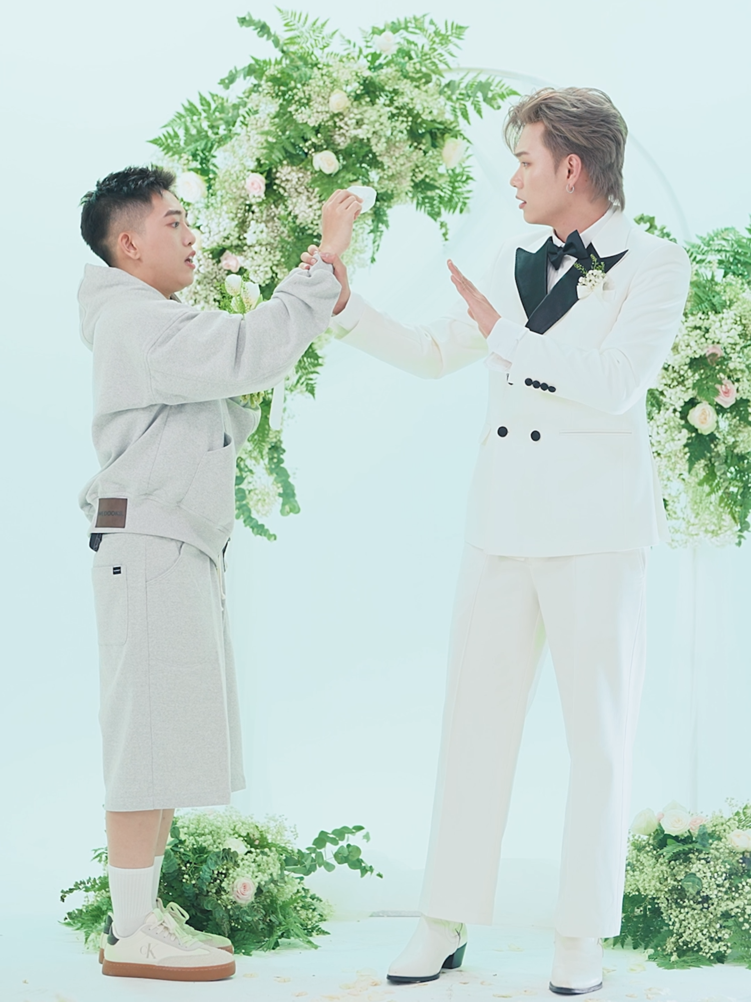 GÓC THÁM TỬ - ĐẰNG SAU SỰ “KHÁC KHÁC” CỦA TRỢ LÝ DƯƠNG DOMIC? 😎 🤭 Tình cờ phát hiện ra “bí mật động trời” của Panda Chân Lý tại vũ trụ song song, T.iêm chủng Long Châu không thể nào không “méc” lại với Bống iu Dương Domic và Dopamine. 🙂‍↕️ Từ một “người ngoài cuộc”, Panda bất đắc dĩ xuyên không vào một hành trình mà Dopamine nào cũng muốn “xin vía”: Trở thành trợ lý của Dương Domic - liệu sẽ là một “hành trình trong mơ” hay lại mở ra vô vàn tình huống dở khóc dở cười với những “lần đầu tiên” của Panda?  💙💛 Câu trả lời đang chờ Dopamine trong clip  - Xem ngay để biết @hoanganhpanda_ và @duongdomicsẽ gặp nhau với các tình huống thế nào trong vũ trụ song song ấy! #DuongDomic #TiemChungLongChau #TheHeChuDong #PhongBenhBangTiemPhongChuDong