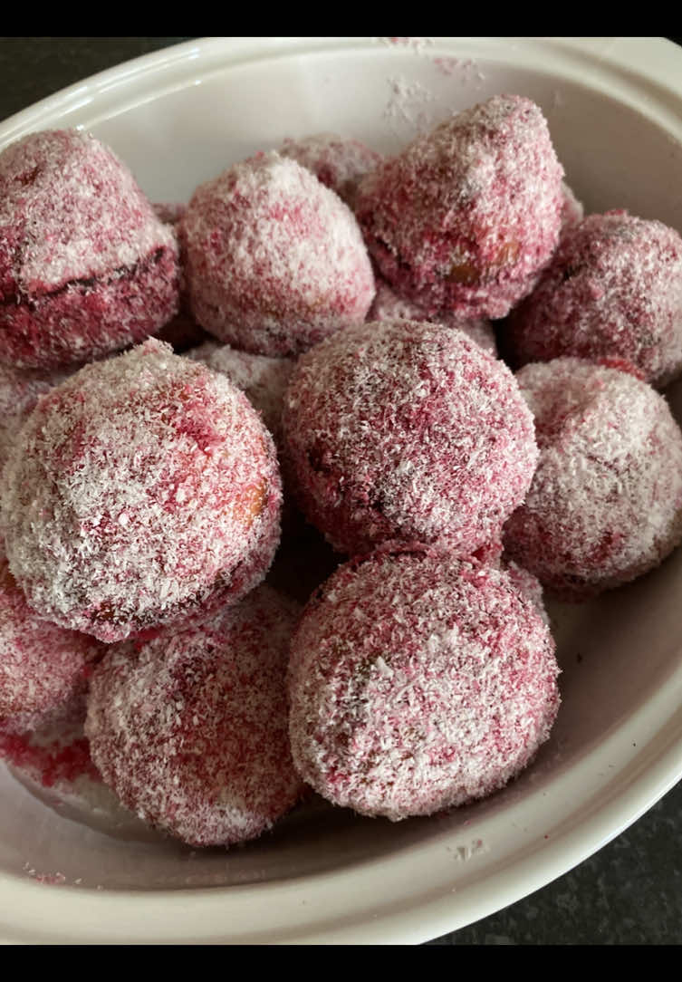 Red Cakes/snowballs 😍👩‍🍳 #redcakes #snowballs  #baking #Recipe #fyp 
