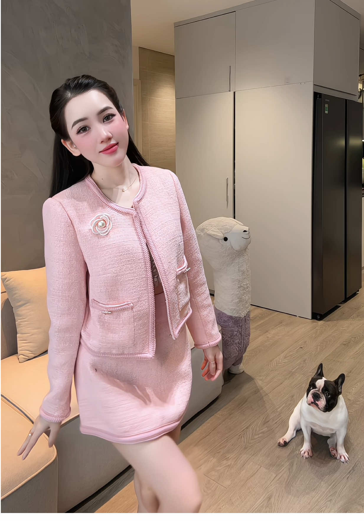 “Hoá ra một người có thể buồn đến mức bình thản đến vậy không gào thét không tức giận chỉ im lặng nhìn thôi.”