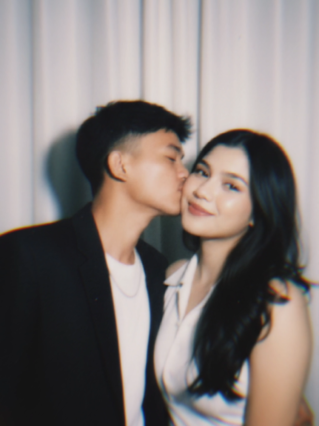 with Davina 🤩  promt  Buatlah gambar yang diambil dengan polaroid.foto tersebut harus terlihat seperti foto biasa,tanpa subjek atau properti yang jelas.Foto tersebut harus memiliki sedikit efek blur dan sumber cahaya yang konsisten,seperti lampu kilat dari ruangan gelap,yang tersebar diseluruh foto.jangan ubah wajah.ganti latar belakang dibelakang kedua orang tersebut dengan tirai putih. #trend #davinakaramoy #davina #ai 