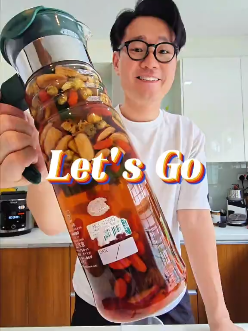 ✨ Another cold brew tea inspired by traditional Chinese ingredients! Sweet, floral, and naturally refreshing — perfect to enjoy chilled. 𝗥𝗲𝗰𝗶𝗽𝗲 (𝘀𝗲𝗿𝘃𝗲𝘀 𝗮𝗯𝗼𝘂𝘁 𝟭𝗟): 5 candied jujubes (蜜枣) – natural sweetness & energy 3 tbsp goji berries (枸杞) – antioxidants & eye health 10 red dates (红枣) – iron & nourishing properties 3 tbsp dried chrysanthemum (菊花) – cooling & floral aroma 𝗛𝗼𝘄 𝘁𝗼 𝗺𝗮𝗸𝗲: 1️⃣ Rinse everything well. 2️⃣ Soak in hot water for 2 mins to soften & activate flavours. 3️⃣ Transfer into a jar (include soaking water). 4️⃣ Top with room temp water. 5️⃣ Chill in fridge 6 hrs or overnight. 🌿 The result: light, floral, honey-like sweetness with a refreshing finish. #georgencooking #dietitian #malaysiandietitian
