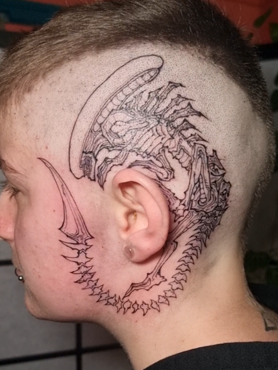 HEADHUGGER XENOMORPH WIP TATTOO// Got the bones for this xenomorph down for Viktor today.  Sat so well for this. #xenomorph #alienearth #wip #arttok #tattoo 
