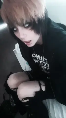 Why is noone selling silverstein merch i want #emo #mlm #ilovemybf #frerard 