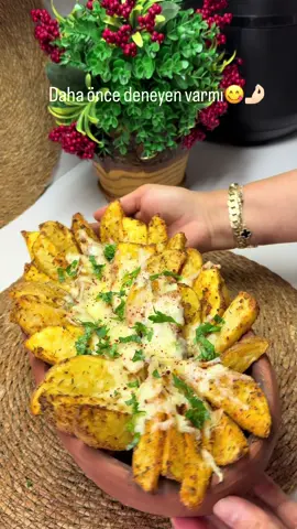 Fırında mısır unlu kaşarlı patates 3 tane patates 2 yemek kaşığı mısır unu Yarım çay bardağı zeytinyağ  1 tatlı kaşığı kekik 1 çay kaşığı pul biber 1 çay kaşığı kırmızı toz biber  1 çay kaşığı tuz Piştikten sonra 1 küçük kase rendelenmiş kaşar  Patatesleri elma dilimi yapalım kaseye alalım mısır unu ve diğer mazemeleri ekleyip karıştıralım 200 derece fanlı ayarda pişirelim piştikten sonra ısıya dayanıklı küçük tabağa alalım üzerine peyniri ekleyip sadece kaşar eriyene kadar 1-2 dakika fırında tutalım  Afiyet olsun 😋 
