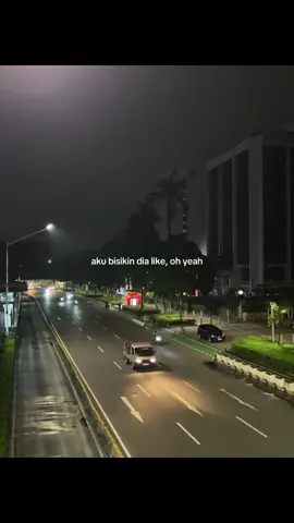 lupakan arti nya, nikmatin lagunya.