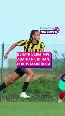 Squads, kamu dapet motivasi dari Asleigh Plumptre, nih!🤩🤩 Bek Timnas Wanita Nigeria itu ngasih motivasi buat anak-anak perempuan Indonesia yang punya mimpi jadi pesepak bola profesional. Plumptre ngasih tiga kunci: berani bermimpi, abaikan omongan dari luar, dan fokuslah menjadi pesepak bola. Eks-pemain Leicester City itu juga menyarankan buat kamu punya role model yang jadi panutan di lapangan. Simak wawancara eksklusif kumparan dengan Asleigh Plumptre di video ini deh, Squads👆👆 #bolanita #bola #bolasports #svl #asleighplumptre #alittihad #ligawanita #ligaputri #arabsaudi #nigeria #plumptrekumparan #kumparan #kumparanbolanita #sepakbolawanita #sepakbolaputri #WomensFootball #womenssoccer #SupportHerGoals