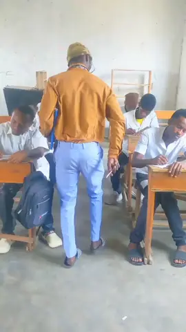 La tricherie😂#l'ecole#situationdrole #comedyvideo #examen #pourtoipage 