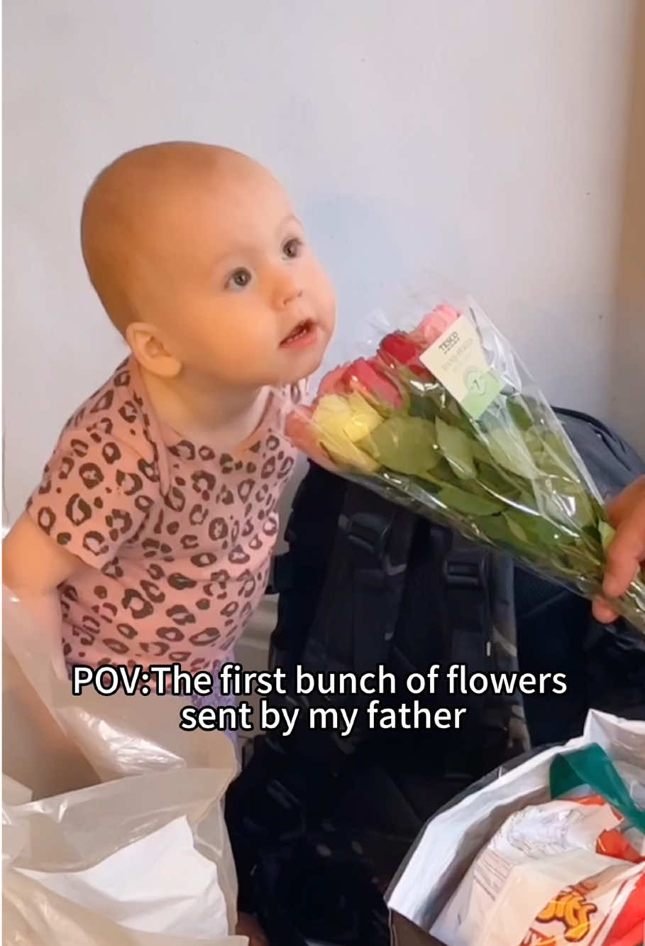 👶🏻:The first bunch of flowers sent by my father 🌹#dad #baby #fyp #tiktok #flower #surprise 
