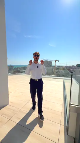 Commenta con INFO per ulteriori dettagli 👍 Caratteristiche: 2 camere, 2 bagni 4 terrazze per una vista pazzesca. La zona giorno, poi, è qualcosa di indescrivibile! 🔥 #jesolo #attico #PiazzaDragoJesolo