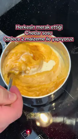 Hallo allemaal  “Bugün size en basit 2 malzemeli cheddar sosunu göstereceğim. Sadece cheddar peyniri ve süt kullanıyoruz. Oran çok basit: 100 gram cheddar için yaklaşık 20 gram süt ekliyoruz. Yani peynirin dörtte biri kadar süt. Bu sayede yoğun, akışkan ve tam kıvamında bir sos elde ediyorsunuz. Önce sütü küçük bir tencereye alın ve kısık ateşte hafifçe ısıtın. Kaynatmayın, sadece ısınması yeterli. Ardından rendelenmiş cheddar peynirini ekleyin. Peynir tamamen eriyip pürüzsüz bir sos haline gelene kadar karıştırın. Bu kadar basit! Nachos, burger, sandviç, patates kızartması… Nerede kullanırsanız kullanın herkes bayılacak.” #yemektarifleri #food #tiktokviral 