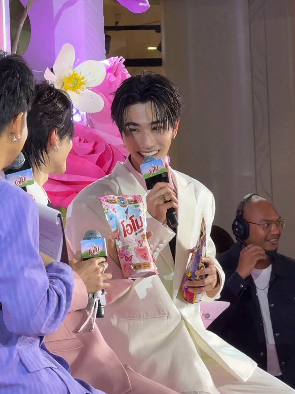 🐱 แม่ผมก็ใช้โอโม่ 🐯 แสดงว่าแม่เราคุยกันรู้เรื่องนะ หมายความว่ายังไงคะพี่เพิร์ธ???  cr.ifaprilgirl #perthsanta #Santapp #เพิร์ธเแซนต้า #PerthTanapon #เทรนวันนี้ 