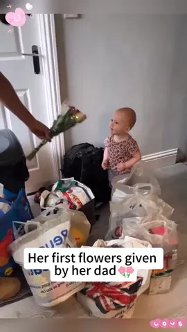 Her first flowers given by her dad 💐 #first #baby #foryou #dad #dadsoftiktok #daughter 