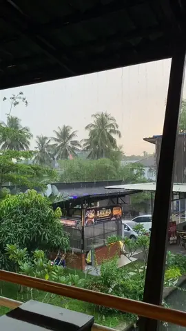 rainy day at the backyard caffe #cafesukabumi #CapCut#fyp#hitssukabumi #kulinersukabumi 