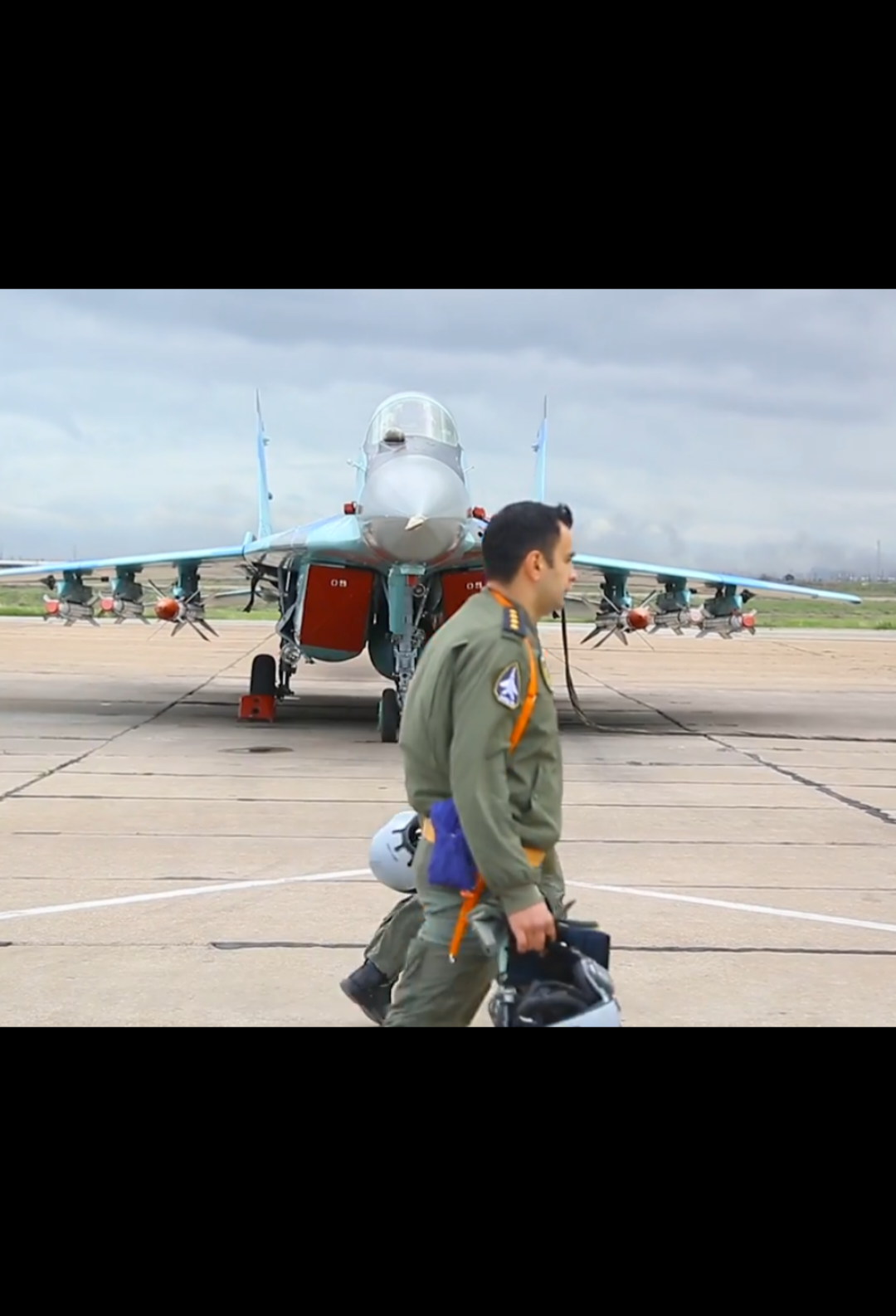 Máy tiêm kích MiG-29 hoạt động trong biên chế của không quân Azerbaijan🇦🇿 Theo nhiều nguồn tin nước này đã mua khoảng 15 chiếc MiG-29 cũ từ năm 2007 và đã gửi chúng đến Lviv, Ukraine để sửa chữa và nâng cấp. Phi đội MiG-29 của Azerbaijan bao gồm 11 chiếc một chỗ ngồi và 3 chiếc hai chỗ ngồi huấn luyện, đặt tại căn cứ không quân Nasosnaya. Hiện tại dường như nước này đã loại bỏ dần MiG-29 để bắt đầu tiếp nhận các tiêm kích JF-17 Block III hiện đại hơn từ Trung Quốc. Gần đây đã xuất hiện hình ảnh không quân Ukraine đang vận những chiếc MiG-29 có màu sơn đặc trưng của không quân Azerbaijan. Đây có thể xem là dấu hiệu cho thấy sự rạn nứt hoàn toàn quan hệ ngoại giao của nước này với Nga vì nhiều vấn đề chính trị nhạy những năm gần đây cảm đỉnh điểm là khi Điện Kremlin từ chối nhận trách nhiệm bất chấp sức ép từ Azerbaijan rằng hệ thống phòng không nước này đã bắn trúng máy bay chở khách làm 38 hành khách thi.ệt mạ.ng. Sau đó vào tháng 8 năm 2025, Tổng thống Azerbaijan Ilham Aliyev đã điện đàm với Tổng thống Ukraine Volodymyr Zelensky để lên án các cuộc không kích của Nga vào kho lưu trữ dầu và cơ sở năng lượng khác của SOCAR (công ty dầu khí nhà nước Azerbaijan) tại Ukraine. Những sự kiện trên đã làm quan hệ ngoại giao giữa Nga-Azerbaijan xấu đi một cách nhanh chóng khiến Baku ngày càng rời xa vòng tay của Nga dù từng có thời điểm Azerbaijan được xem như sân sau và là vùng chiến lược của Nga tại khu vực Nam Caucasus. #mig29 #mikoyan #fighterjet #azerbaijan #xh 