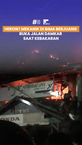 Aksi Heroik di Tengah Kobaran Api! Sebuah video viral memperlihatkan keberanian seorang mekanik bengkel di Bima, Nusa Tenggara Barat, yang rela bertaruh nyawa demi membantu petugas Damkar. Dengan sekuat tenaga, ia berusaha menendang banner toko yang menghalangi akses mobil Damkar untuk memadamkan api. Meski sempat terjatuh dan terluka di pelipis, ia tetap bangkit hingga akhirnya banner berhasil dilepaskan sepenuhnya. Aksi heroik ini terjadi saat kebakaran besar yang diduga akibat korsleting listrik di sebuah warung makan. Api cepat menyebar ke bangunan lain, termasuk ruko bengkel tempat mekanik tersebut bekerja. #aksi #mekanik #kebakaran #ntb #yourdailyfind 