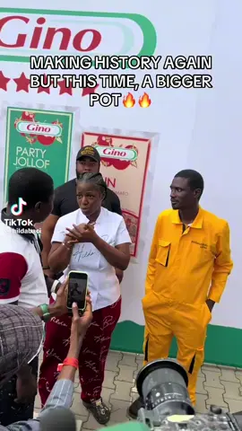 Hilda Baci now sharing the rice to fans who waited till dawn for her biggest pot of jollof rice to be ready, congratulations Hilda ❤️ #hilda #hildabacicookathon #hildabaci #onepotofjollofbyhildabaci #hildabacibiggestpotofjollof 
