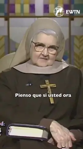 Posted @withregram • @ewtnespanol La Madre Angélica nos recuerda que no necesitamos palabras rebuscadas para hablar con Dios. Cada suspiro, cada “Jesús, te amo”, cada “gracias Señor” es una oración que llega directo al corazón del Padre. #MA #oración🙏 
