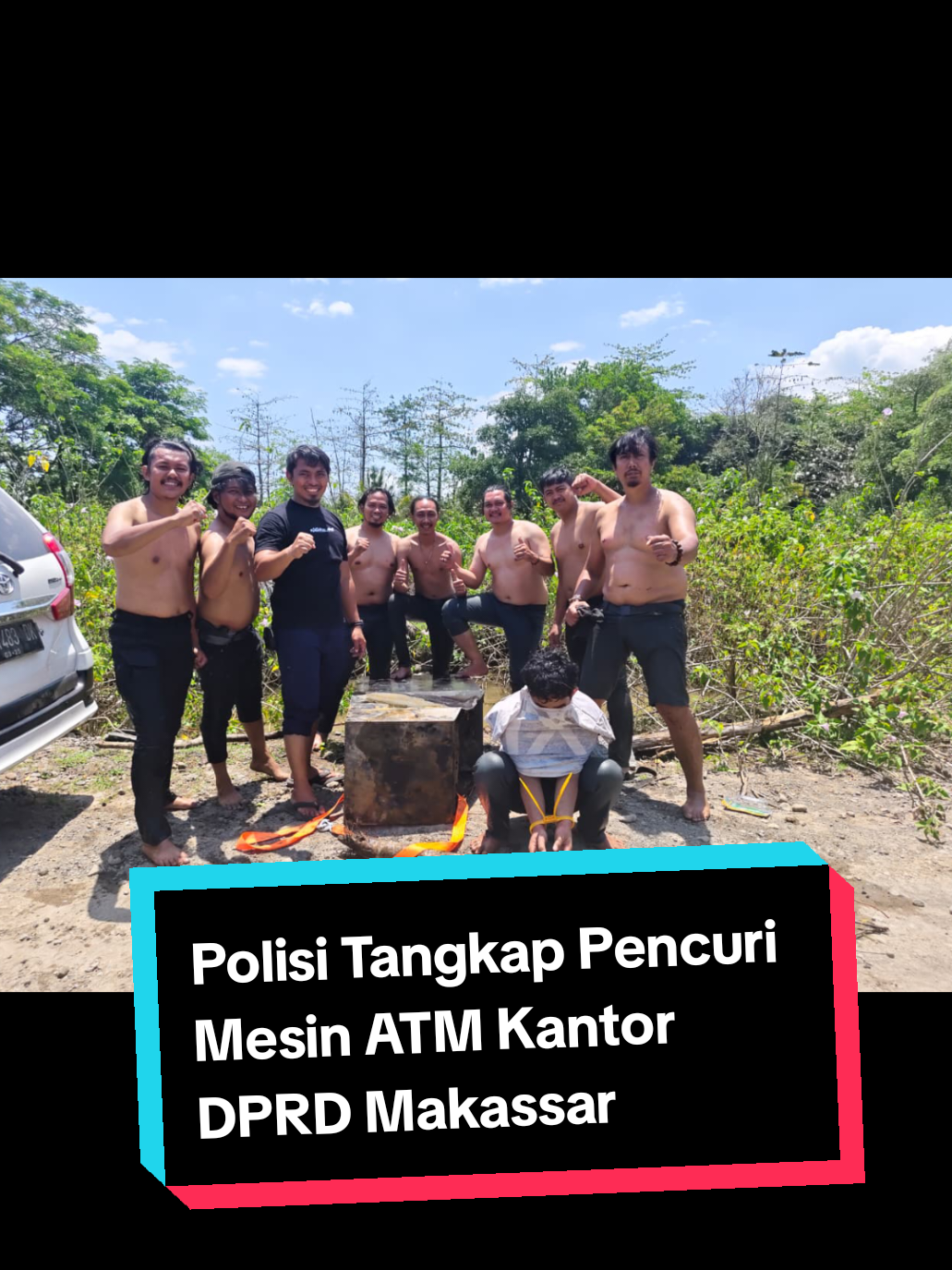 Anggota Unit Jatanras Polrestabes Makassar meringkus empat pria yang terlibat dalam pencurian mesin ATM Bank Sulselbar. Aksi ini terjadi saat kerusuhan di gedung DPRD Makassar, Jumat Malam lalu (29/8).