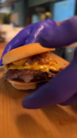 El Chapo este doar un burger cu multă ceapă 😜 #burger #smashburger #bucurești #snaq 