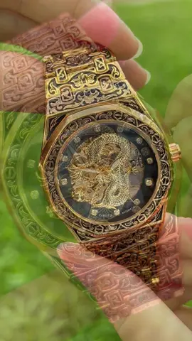 So cool 😎 #watch #menswatch #goldwatch #fyp #tiktokmademebuyit 