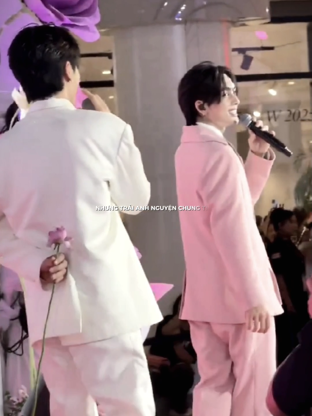 Bày đặt tặng hoa nữa ~ RỒI NHẪN ĐÂU AHHHH #perthsanta #perthtanapon #santapongsapak #perthppe #santapp 