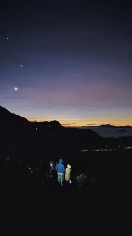 menunggu sampai ada orang yang bersamanya...