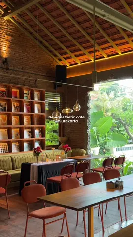 New aesthetic cafe, at Solo Baru lagi, cafe aesthetic dengan ambience se-comfy ini di Solo. Selain itu, tempatnya cocok banget buat kalian foto ootd. Disini available for main course sampai menu dessertnya loh! Buruan cobain sekarang jugaa👀👋🏻 #dantecoffeeneatery #cafe #cafeaesthetic #coffeeshop #solo 