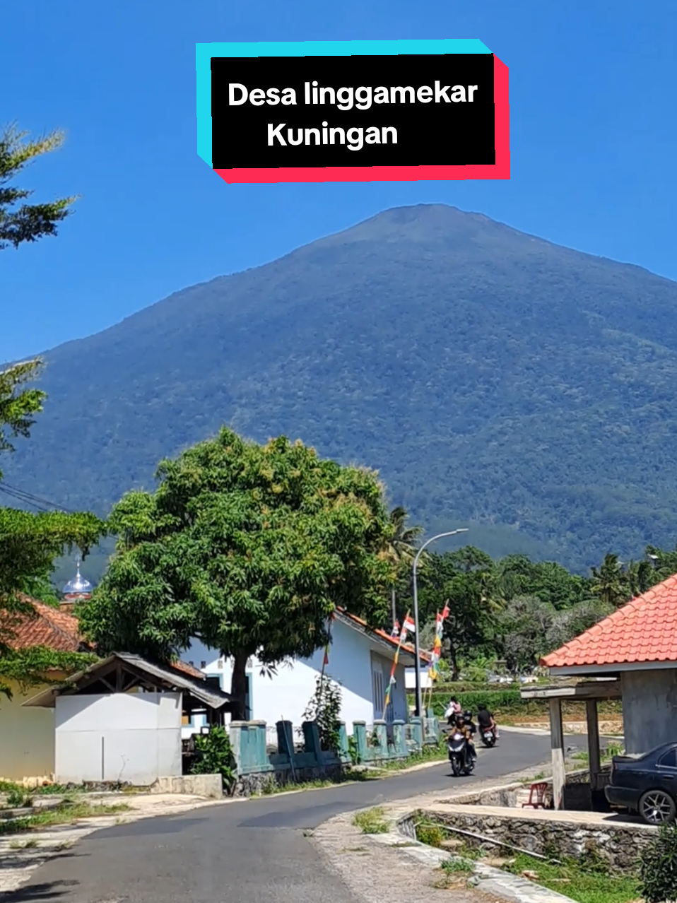 Bahagia itu sederhana,ketika main ke Kuningan sesuai ekspektasi.. Pas cuacanya cerah dan gunung ciremainya terlihat jelas,lebih suka keliling jalan di Kuningan, daripada main ke tempat wisatanya... Ada yang sama?? Rekomendasi jalannya: jalan baru lingkartimur, jalan baru cipari,jalan SMP ke desa linggamekar, desa setianegara, jagara,cigugur palutungan, desa kaliaren,cisantana, dan masih banyak lagi #pesonaindonesia #wonderfullindonesia #linggamekar #gunungciremai #kuningan 
