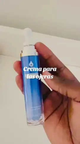 Si tiene ojeras y bolsas debajo de tus ojos entonces esta crema le va ayudar muchísimo, ya que contiene cafeína, hyaluronic acid y niacinamide- todos son ingredients que le van ayudar a reducir las bolsas y las pigmentaciones. #ojeras #bolsasenlosojos #cuidadodelapiel #spanishtiktok #tiktokshop 