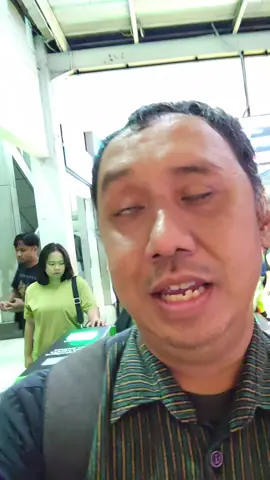 orang buta naik KRL: malam hari di stasiun Sudirman