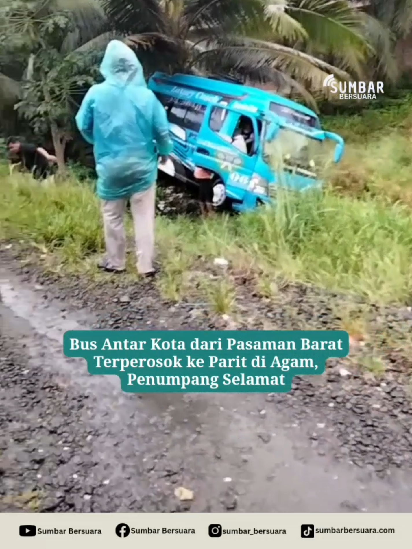 Sebuah bus antar kota dengan rute Pasaman Barat mengalami kecelakaan tunggal di kawasan Bawan, Kabupaten Agam, Sabtu (13/9/2025) siang. Kendaraan berwarna biru bertuliskan Luxury Coach Executive Class itu terperosok ke parit di sisi jalan hingga membuat suasana sempat panik. Dalam tayangan terlihat bus dalam posisi miring, dengan bagian depan masuk ke dalam parit. Beberapa warga yang berada di lokasi langsung berupaya membantu penumpang keluar dari bus. Meski kepanikan sempat terjadi di dalam kendaraan, beruntung tidak ada korban jiwa. Para penumpang berhasil dievakuasi dalam keadaan selamat. Proses evakuasi melibatkan warga dan aparat kepolisian. Kondisi jalan yang licin dan ukuran bus yang besar membuat petugas membutuhkan bantuan alat berat. Insiden ini sempat menimbulkan kemacetan karena banyak pengendara berhenti untuk melihat dan merekam kejadian. Warganet pun ramai menyoroti faktor penyebab kecelakaan, mulai dari keterampilan sopir hingga kondisi jalan yang minim rambu peringatan. 🎥 Hasbi Nur Hasbi  #sumbarbersuara #peristiwa #agam 
