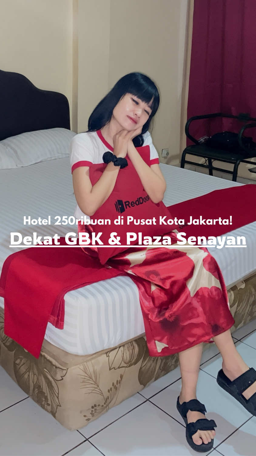 modal 250ribuan aja udah bisa booking hotel di daerah Senayan. nama hotelnya RedDoorz near Plaza Senayan. lokasinya ada di pinggir jalan dan gampang dicari. dekat dengan GBK dan mall mall. bisa jadi tempat nginep kalo kalian lagi nonton konser di area GBK. oiya kalau kalian mau booking, bisa pakai kode promo 