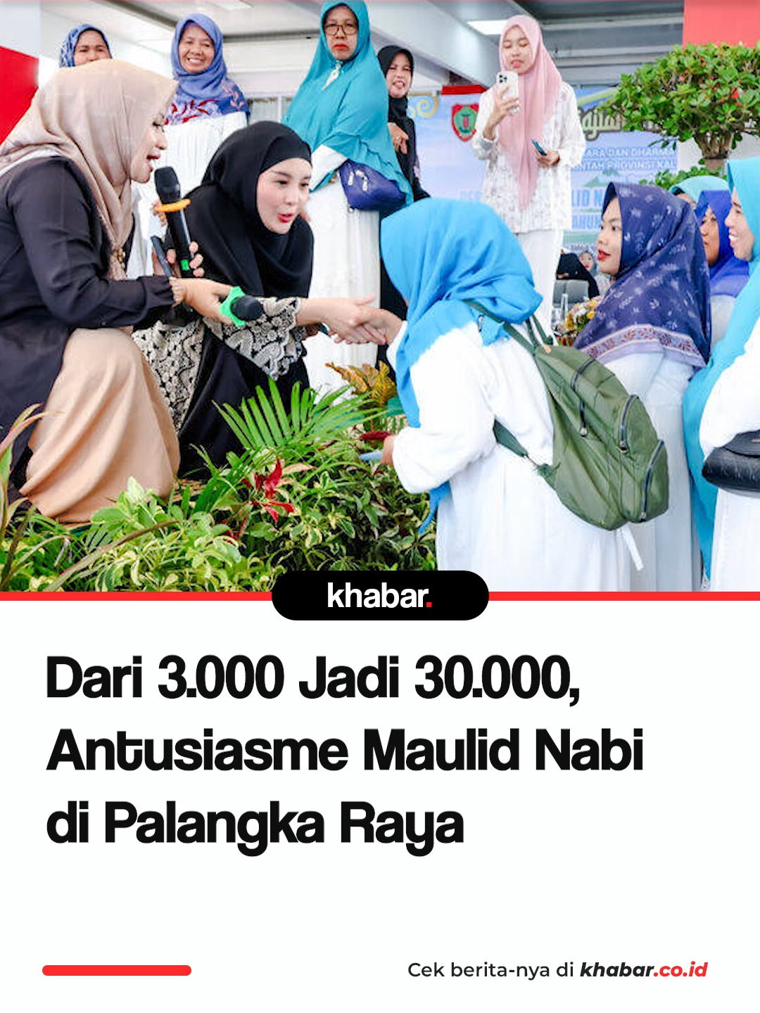 Dari target 3.000 orang, ternyata lebih dari 30.000 jamaah tumpah ruah di Istana Isen Mulang, Rumah Jabatan Gubernur Kalimantan Tengah, dalam Pengajian Akbar memperingati Maulid Nabi Muhammad SAW 1447 H. Ketua TP PKK Provinsi Kalteng, Aisyah Thisia Agustiar Sabran, mengaku terharu melihat lautan jamaah yang datang dari berbagai daerah, “Masya Allah, yang hadir luar biasa… ini menunjukkan semangat keagamaan dan kebersamaan kita yang luar biasa.” Acara yang dipenuhi lantunan ayat suci, tausiyah penuh makna, hingga ditutup dengan doorprize ini jadi momen bersejarah bagi umat di Kalteng. Menurutmu, apa sih yang bikin acara keagamaan jadi lebih berkesan, keramaian jamaah atau isi tausiyahnya? Baca berita lengkapnya dan informasi lainnya di www.khabar.co.id (link di bio!) Reporter: #KhabarUpdate #pemprovkalteng #porprovkalteng #foryoupage #fyp #infopky #infoplk #seputarankalteng #infokalteng #seputaranpky #seputaranplk #kalteng #beritabaru #beritaterbaru #trending