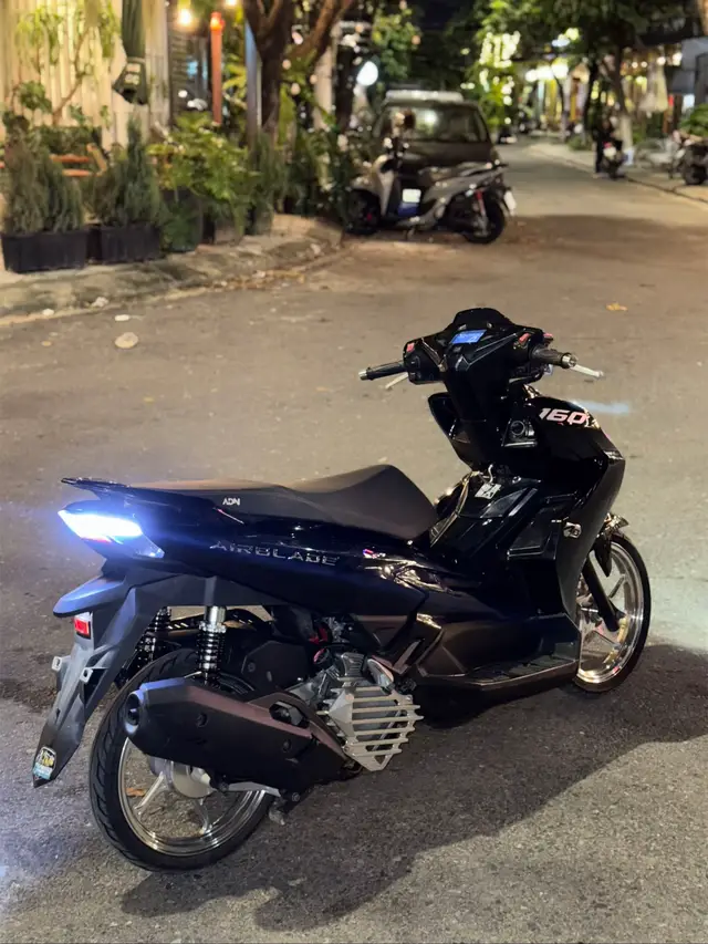 Hắc bạch vô thường có đủ nha ae                             🆘 LÊN SÓNG 🆘 ❌ AB 125 4VAL BS43 ĐK CUỐI 2023 vài ngày nữa qua 2024 MÁY ZIN CHƯA CHẠM , UP NPG KIỂNG NHẸ ❌ 👉🏻 máy zin chưa chạm , odo 9k km  👉🏻 giấy tờ đầy đủ , chính chủ ký bán , bs43 👉🏻 nồi cnc , co intake lọc tấm , mobin redleo , remap ecm 👉🏻 audi trước sau , mâm 5c x1r crom vỏ nhỏ , đĩa đồ chơi , phuộc x1r new , v,v 👉🏻 áo zin đen bóng 160 , tem zin 🆘 GIÁ : 3X TRIỆU ( FIX AE NHANH GỌN) ☎️ 0905.715.715 HỖ TRỢ TRẢ GÓP BAO NỢ XẤU TRẢ TRƯỚC 14TR DẮT XE VỀ HỖ TRỢ SANG TÊN RÚT NHẬP TOÀN QUỐC HỖ TRỢ GIAO LƯU BÙ TRỪ XE KHÁC