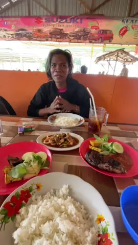 Orang ganteng bisa jua lapar, jangan kd mampir bila ke Teweh d seafood gastrack Muara Teweh jingah #fypviralシ #lewatberandafyp #kalimantanselatan #kaltengpunya😎 #muarateweh 