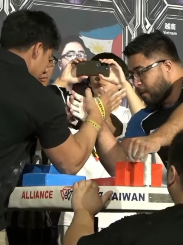 Guy Tanapat - Top 1 Thailand🇹🇭 Vs Mark Ben - Top 1 Philippines 🇵🇭@guy_gtnp @markluisben #armwrestling #guytanapat #markben #xh #fyp 