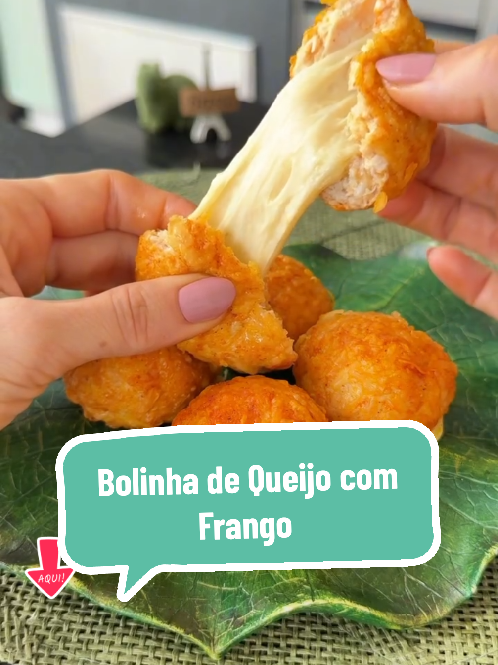 Bolinha de QUEIJO com FRANGO, ASSADA e deliciosa.  Essa receita é muito versátil pois pode servir de lanche proteico, almoço ou jantar! Fica deliciosa e você ainda pode congelar e ter sempre na geladeira.  Ingredientes: 1kg de peito de frango 1 colher de chá de sal 2 colheres de chá de páprica defumada ( uma pra massa e uma para empanar ) 2 colheres de sopa de parmesão ralado  Queijo a gosto As crianças também amam essa opção, já manda para as mamães!  E CHEGA de FRANGO sem graça! Quer mais ideias e receitas com frango por aí?? Me conta aqui e já deixa o 👍🏼  . . . . Créditos: @brissa . . . . #frango #frangoassado #receitas  #bolinhadequeijo #salgadinho 