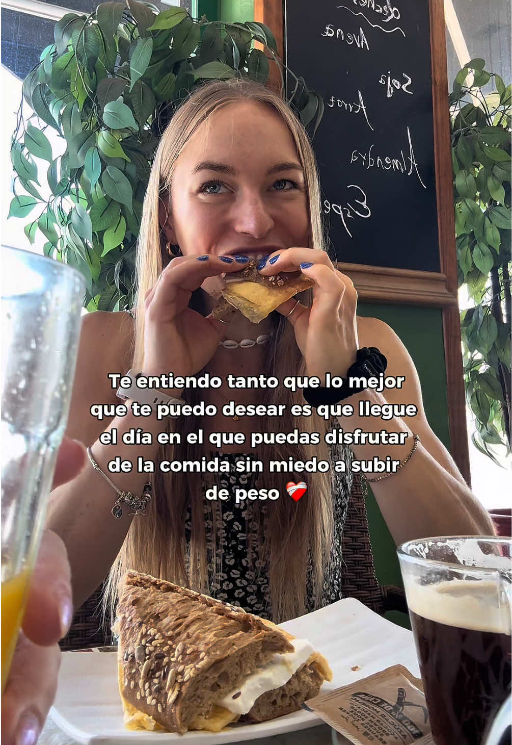 Ese camino no lo estoy haciendo sola, y tú tampoco tienes que hacerlo 💞 Por eso creé BeBalance, una comunidad de chicas que estamos reconciliándonos con la comida, con el deporte y con nosotras mismas. Nos apoyamos cada día, compartimos lo que sentimos y nos recordamos que no tenemos que luchar en silencio. Si ahora mismo sientes que este miedo te pesa demasiado, escríbeme la palabra BEBALANCE 💌 y te mando el enlace para unirte por solo 10 €/mes. No estás sola, de verdad 💕
