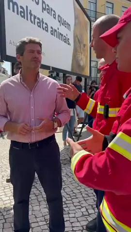 Estive onde tinha de estar hoje : ao lado dos Bombeiros. Gostava que todos os lideres, de todos os partidos, aqui viessem. Gastamos dinheiro em tanta porcaria mas pagamos-lhes salários de miséria.