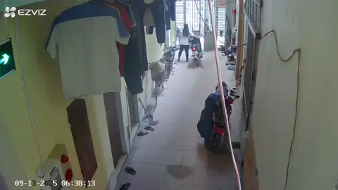 Chưa bao giờ nghĩ bản thân lại rơi vào tình cảnh như này.  Trong thời gian quen nhau em thấy không hợp thì em có nói bạn là mình dừng lại nhưng bạn không đồng ý thế là chặn cổng trọ đánh em như này đây  Tình yêu gần 2 năm không nghĩ đến có ngày hôm nay.