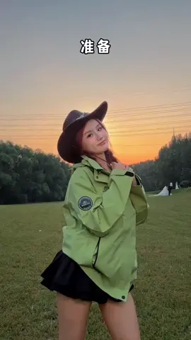 西部牛仔帽加冲锋衣就是最硬核的穿搭公式！ #晒出你的硬核穿搭公式 #小猫摇 #伯虎说dj #抖音潮流舞蹈大赛 #凯莱牧冲锋衣 