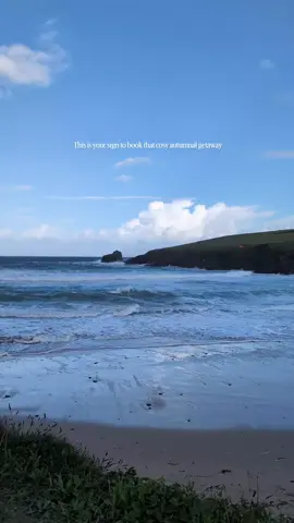 Take this as your sign to book that cosy autumnal coastal trip 😉 #cornwall #trevonebeach 