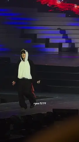 Special post buat si bontot yang malam ini aktif bgt setelah cidera jatoh, jadi pinguin gemes #kyuhyun #supershow10injkt  #superjunior #supershow 