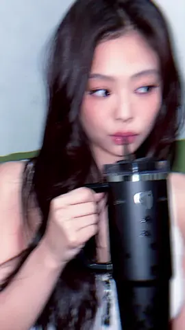 kalo beli tumbler stanley bisa bawa pulang modelnya juga ga😭#jennie #jenniekim #stanley_brand #fyp #stanleytumbler 