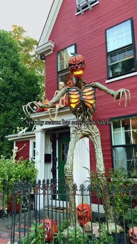 That first house is my friends Airbnb!!! 🖤🎃💀 #salem #salemmassachusetts #salemma #halloween #spookyseason 