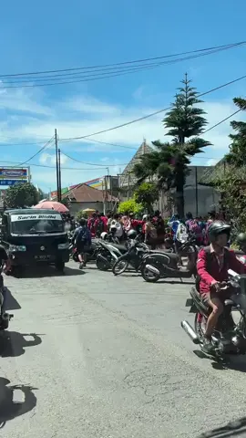 Sudah gak asing lagi ni jalan semeton kintamani dengan keindahan alam gunung batur dan anak anak pulang sekolah🤣 #kintamanibali#bali#gunungbatur #wisatabali #fyp 
