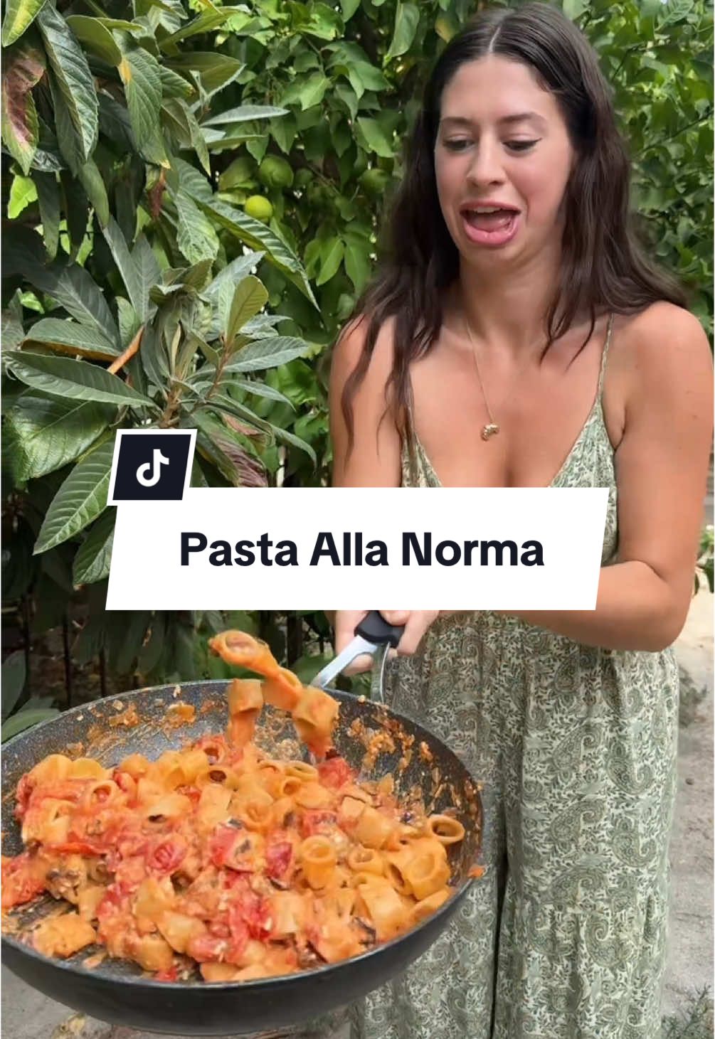 This peacock told me to make pasta alla norma in sicily!!! 🦚🤗🍝  A traditional Sicilian dish made with fried eggplants, tomatoes, and onion, and ricotta salata (salted and aged sheep ricotta) 🐑 IT WAS DELISHHH!  #shesthetea #pastaallanorma #italianfood 
