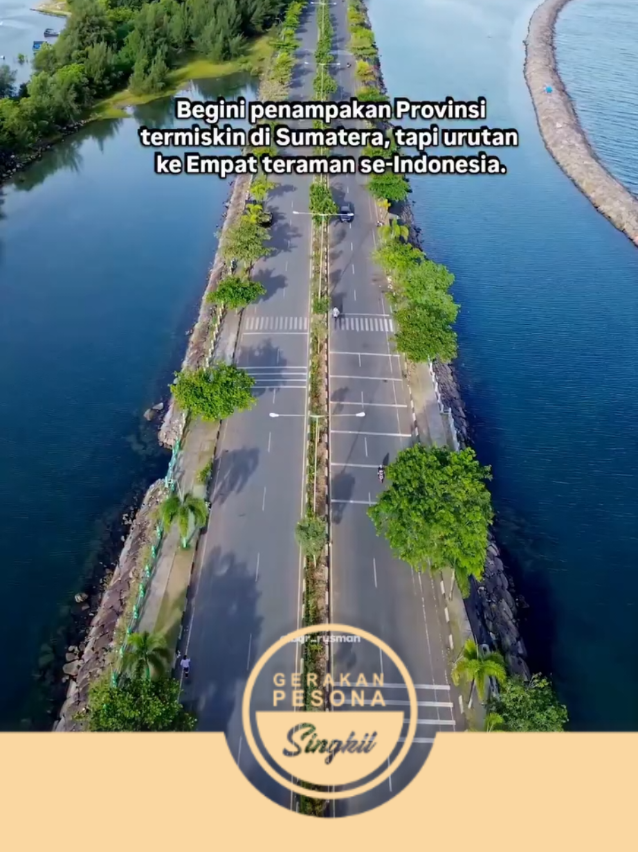 Aceh, tanah yang dulu dijuluki Serambi Mekah, pernah menjadi pusat kejayaan di pesisir barat Nusantara. Kaya akan rempah, emas, dan hasil bumi, Aceh berabad-abad lamanya menjadi pintu gerbang perdagangan internasional. Namun, perjalanan sejarah panjang, konflik bersenjata, bencana alam, hingga ketidakadilan pembangunan, perlahan menggerus kemakmuran itu. Tragedi gempa dan tsunami tahun 2004 menghancurkan sendi-sendi ekonomi, ditambah konflik bersenjata puluhan tahun yang menutup akses investasi dan pembangunan. Meski Aceh memperoleh dana otonomi khusus yang besar, persoalan korupsi, tata kelola yang lemah, serta ketergantungan pada sektor minyak dan gas yang makin menipis, membuat pertumbuhan ekonomi tertatih. Kini, ironi itu nyata: tanah yang subur, laut yang luas, dan hutan yang kaya, justru menempatkan Aceh sebagai salah satu provinsi termiskin di Indonesia. Sebuah pengingat bahwa kekayaan alam takkan berarti bila tidak dikelola dengan bijak, dan sejarah kejayaan bisa pudar bila tak diwarisi dengan pembangunan yang adil. #aceh#provinsitermiskin#dpr#fypage#wisataaceh  vidio by@albar_rusman 